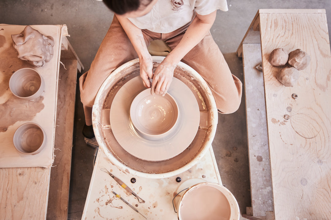 Tourner une première pièce de poterie
