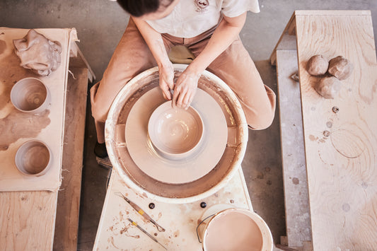 Tourner une première pièce de poterie