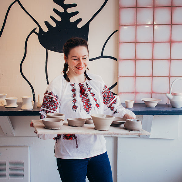 Oriana avec une planche de poteries