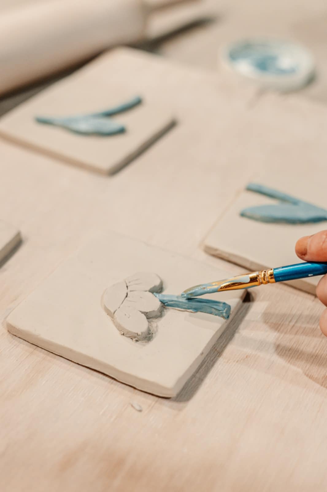 Atelier de façonnage : Création de tuiles en céramique