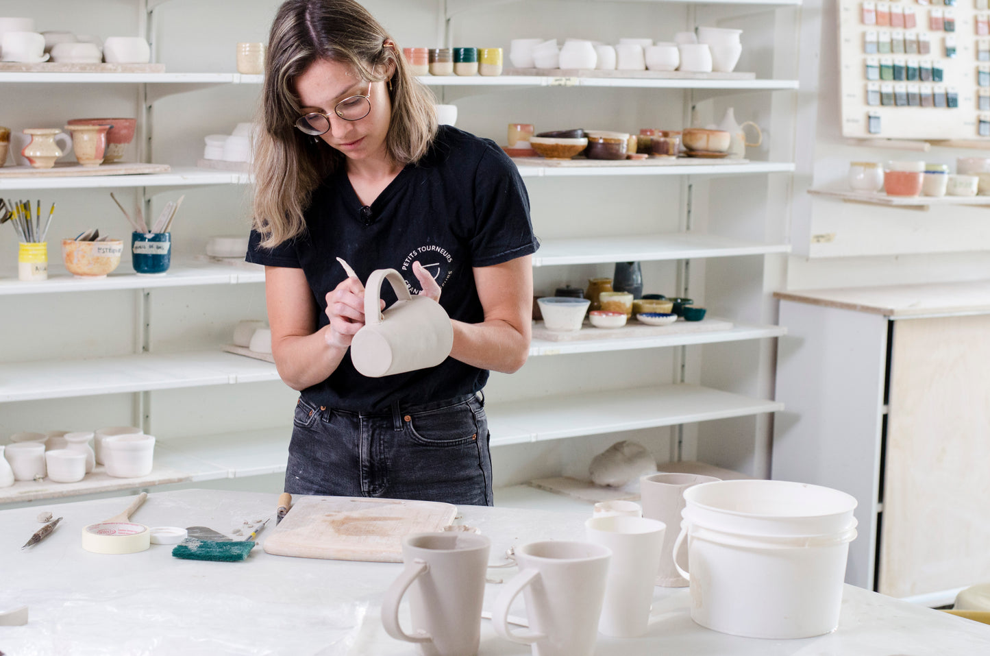Professeure de céramique qui fabrique une tasse en argile.
