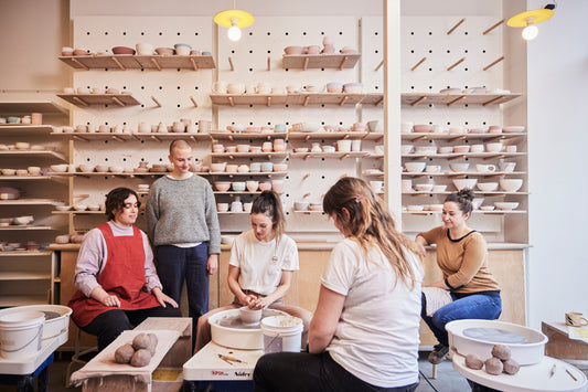 Groupe de personnes qui font de la poterie. 