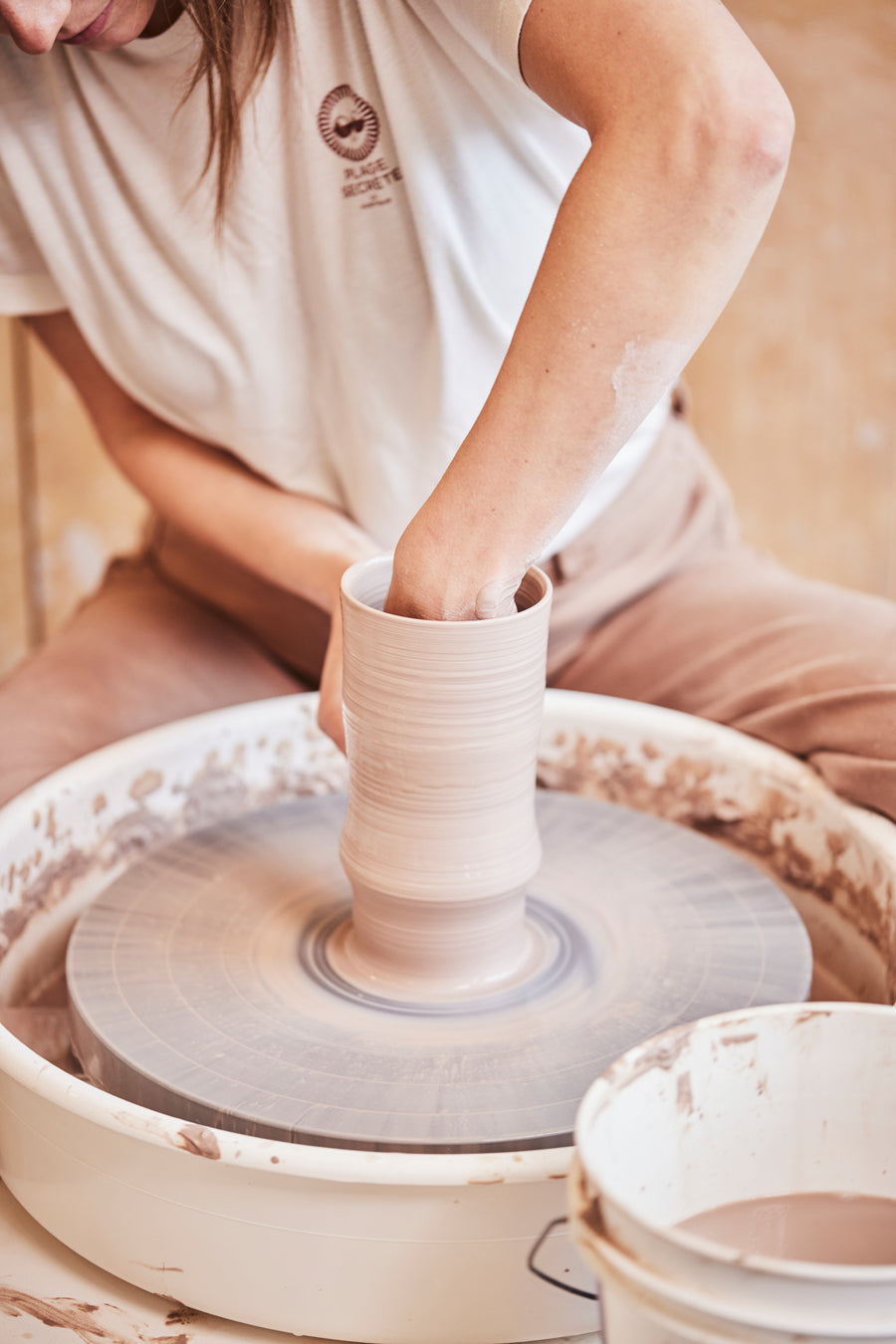 Personne qui tourne une pièce de poterie