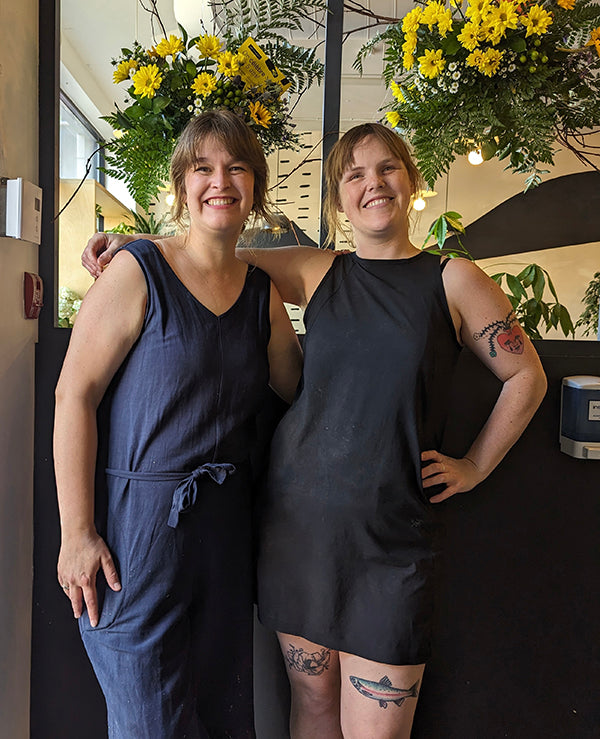 Sarah et Elsa au café