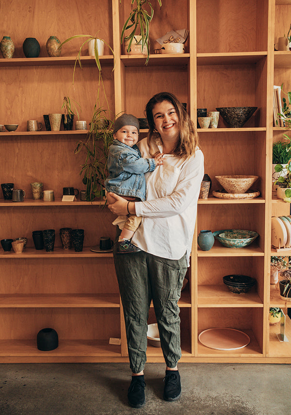 La propriétaire et son fils dans la boutique