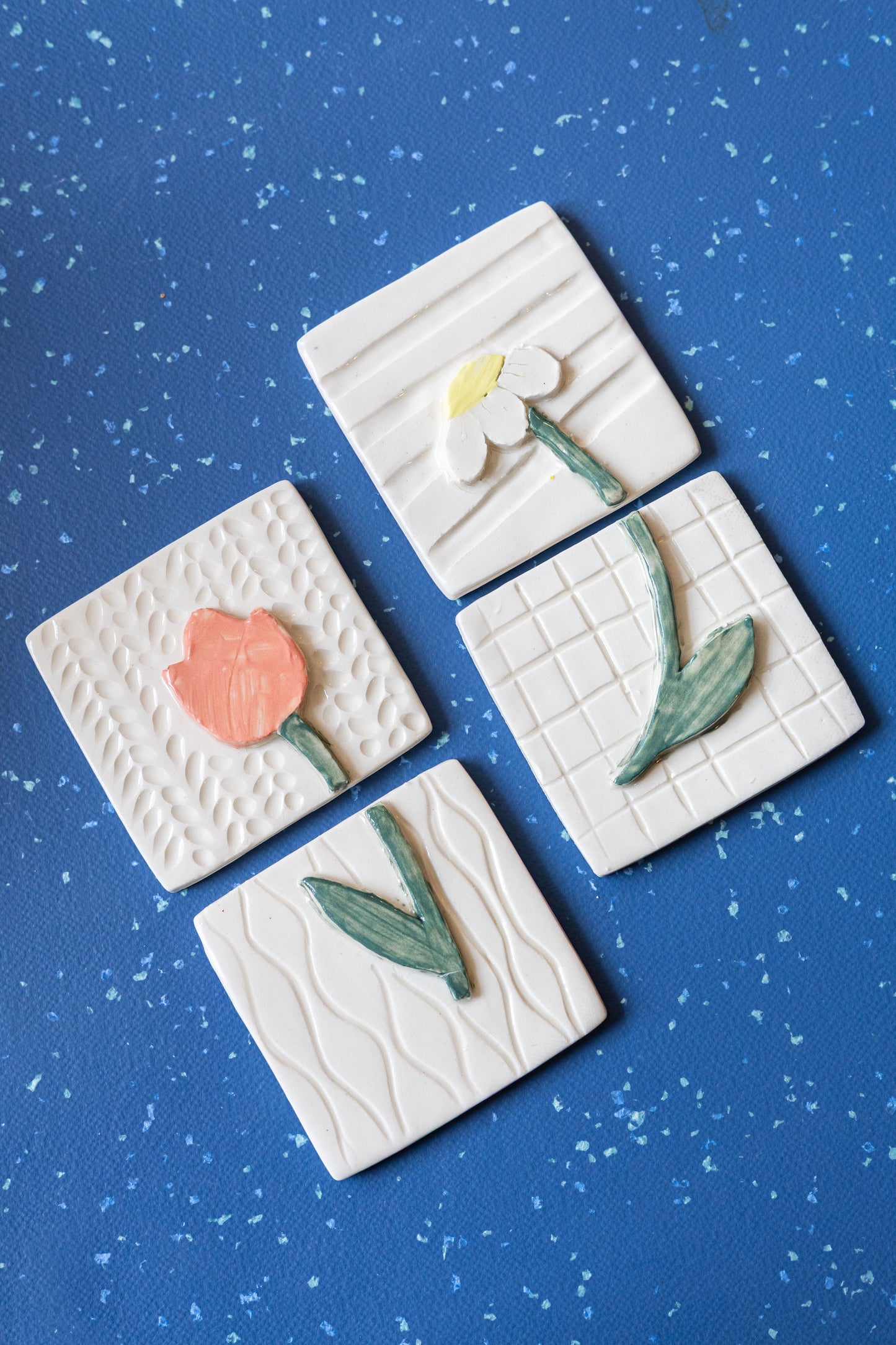 Atelier de façonnage : Création de tuiles en céramique