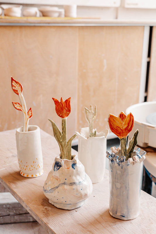 Atelier de façonnage - Vase et fleurs en céramique