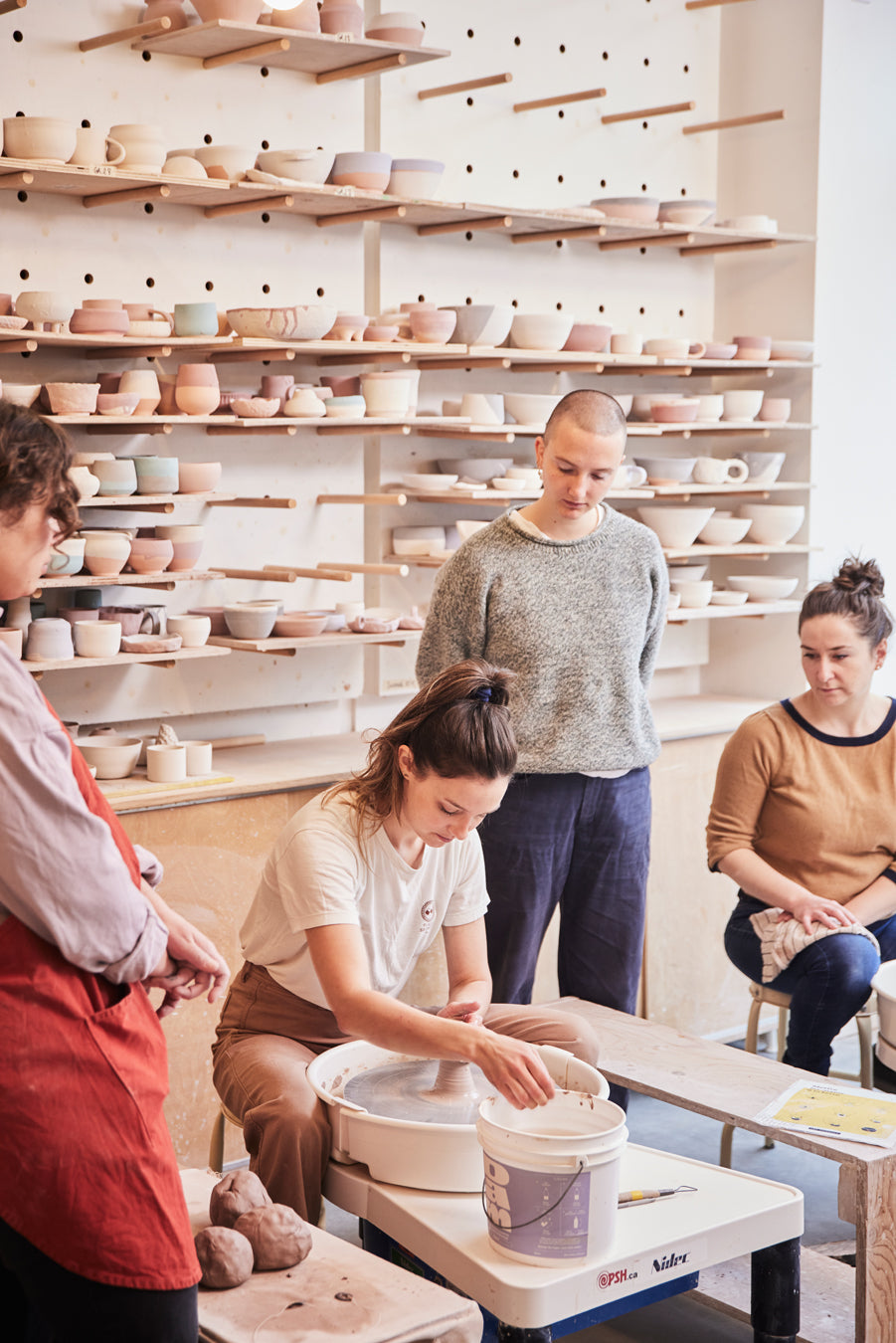 Groupe faisant de la poterie dans le studio.