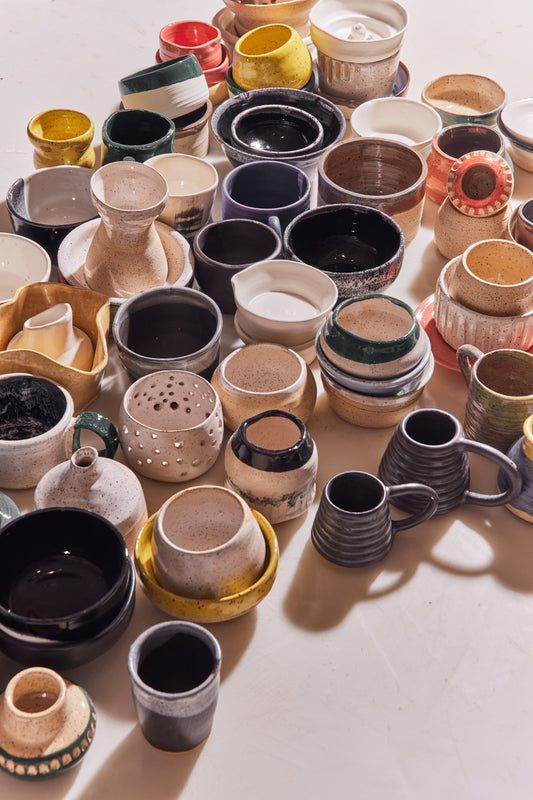 Plusieurs pièces de poterie colorées sur une table