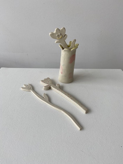 Atelier de façonnage - Vase et fleurs en céramique