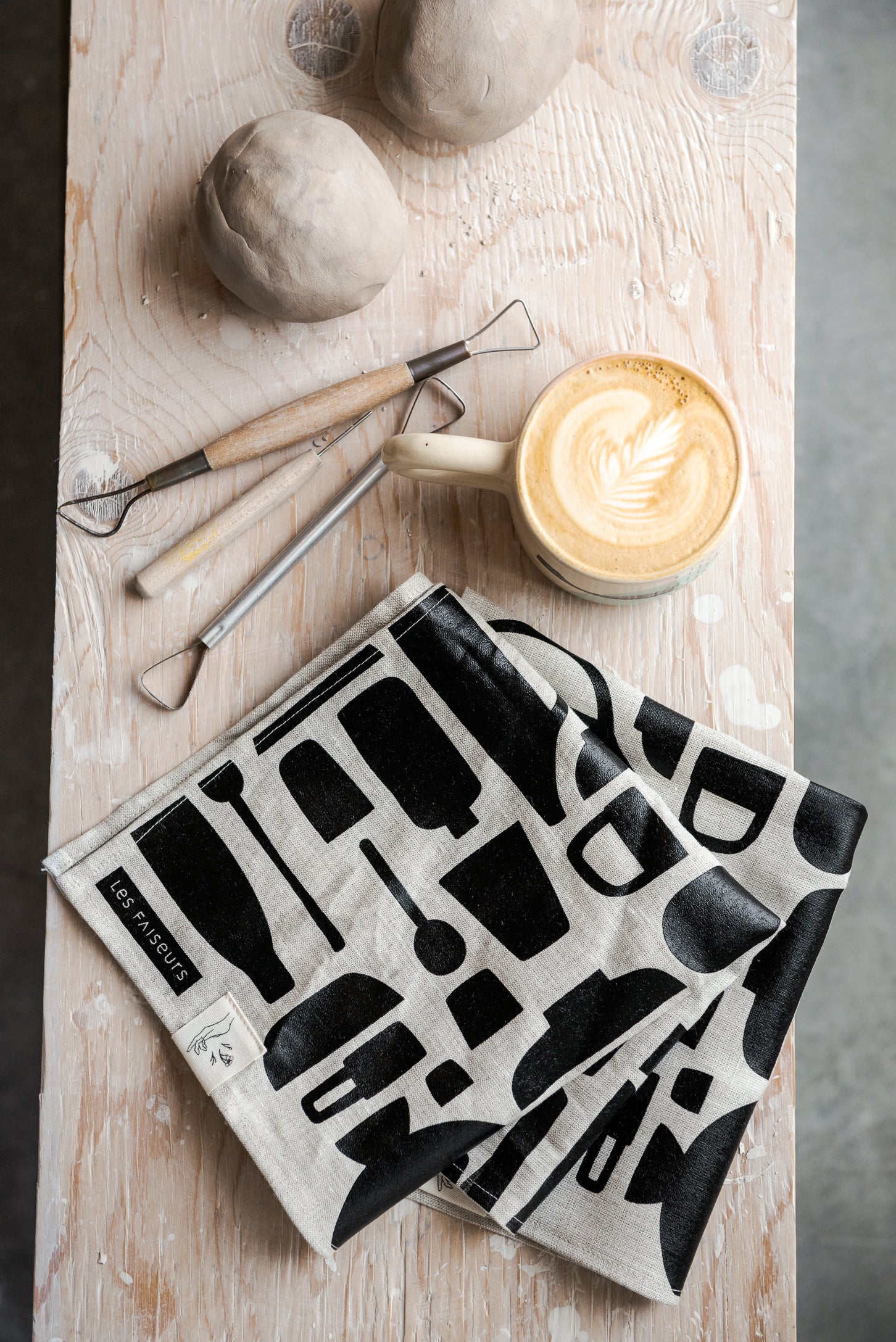 Serviettes de table en lin beige avec illustrations noires et un café
