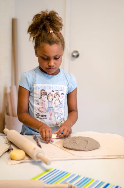 Enfant qui fait de la céramique